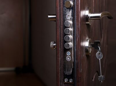 Как открыть дверь без ключа в Харькове: когда без медвежатника не обойтись